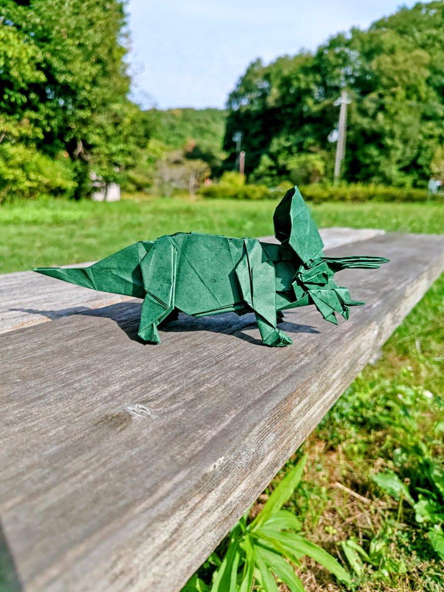 今井雄大さんのYouTubeより<a href="/origami_maimai/">今井雄大（折り紙マイマイ）</a> 
「トリケラトプス」
paper 50センチビオトープ
トサカ、角、顔周りが細かく、
どっしり安定感のある作品✨
#恐竜 #トリケラトプス #今井雄大さん 
#折り紙 #折り紙作品