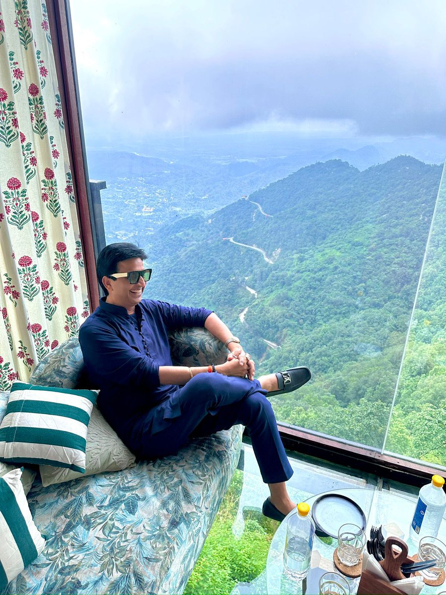 DrKumarVishwas's tweet image. उत्तराखण्ड से मेरा लगाव सदा से ही विशिष्ट रहा है। जरा सा समय मिलते ही माँ गंगा के पावन आँचल की शीतल छाया में शरण पाना मेरे लिए ईश्वर-प्रदत्त परम कृपा एवं आत्म-परितोष का दिव्य अनुभव बन जाता है। 
अपनी अद्वितीय नैसर्गिक सौन्दर्य-संपदा के लिए सुविख्यात देवभूमि उत्तराखंड के सभी…