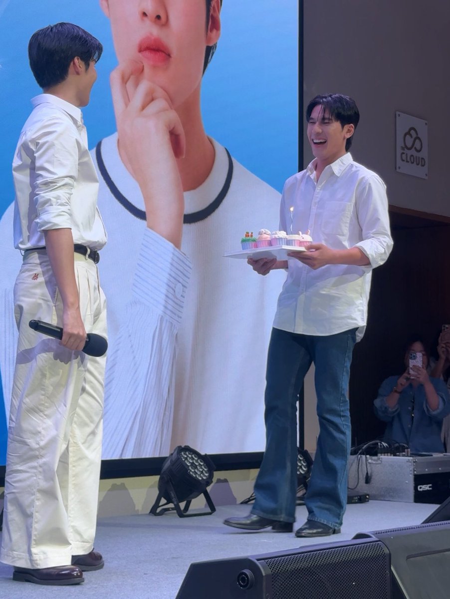 fnmcnx's tweet photo. เพิร์ลมาเซอร์ไพรวันเกิดพีคด้วยย 🥹

#ETERNAL9WITHPEAK
#peakpeemapol #พีคภีมพล https://t.co/cJW5SkMNyJ