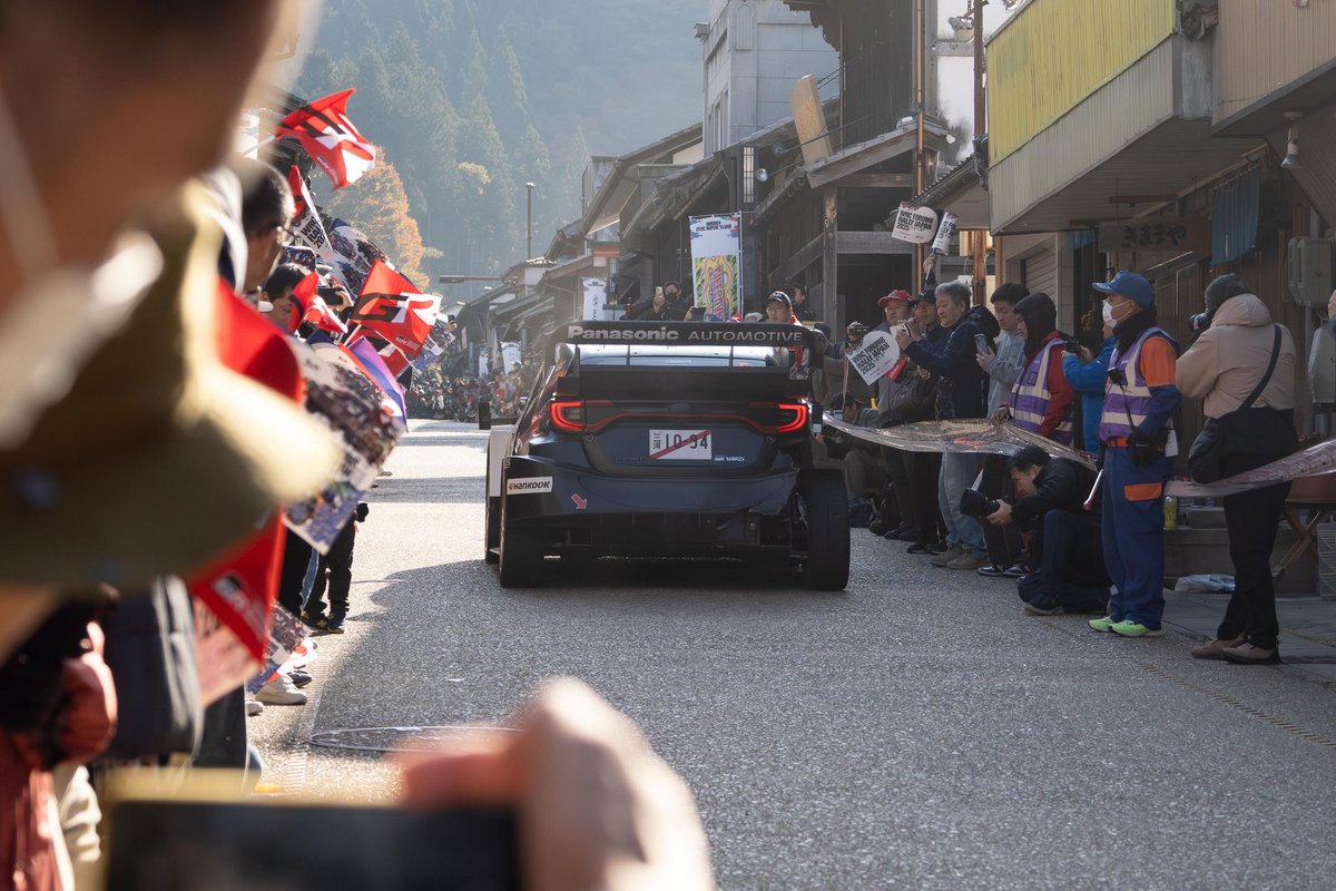 パヤリさん ポディウムおめでとう！
画像は昨日の岩村リエゾン走行中の5号車（パヤリ号） 
この前のSSでヒットした右のお尻のスカートが破れています😅
#ラリージャパン #RallyJapan