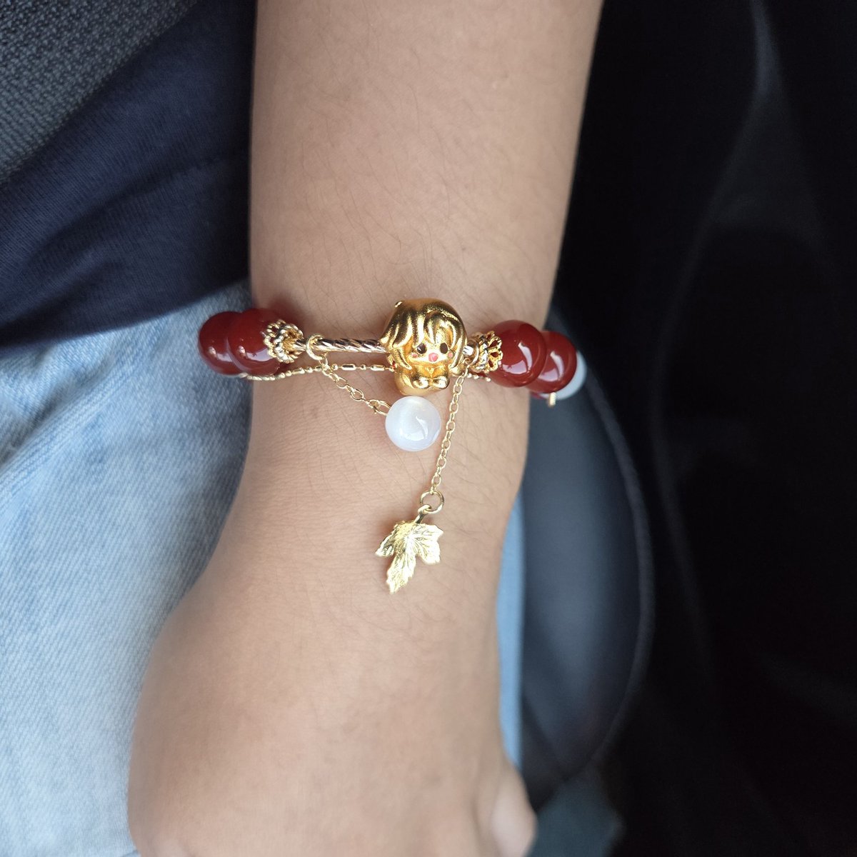 กำไลสวรรค์ประทานพร ver2 ซานหลางน่ารักอ่ะ แต่แอบใส่ยากเพราะต้องล็อคตะขอแล้วตัวกำไลไม่ใช่ยางยืด เป็นเหล็กแข็งๆ5555 แต่สวยชอบดีเทลมีเส้นเล็กๆ มีใบเมเปิ้ล มีมุกแล้วก็มีลูกปัดไม้ด้วย ดีๆ
#TGCF #天官賜福