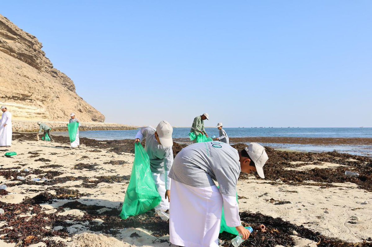 نفّذ المجلس البيئي الطلابي بمحافظة الوسطى حملة لتنظيف الشواطئ بولاية #الجازر، بالتعاون مع بلدية الجازر ودائرة التوجيه المهني بالمديرية العامة للتربية والتعليم بالمحافظة.
وهدفت الحملة إلى تعزيز الوعي البيئي لدى الطلبة والمجتمع المحلي، وتشجيعهم على الحفاظ على نظافة الشواطئ .
