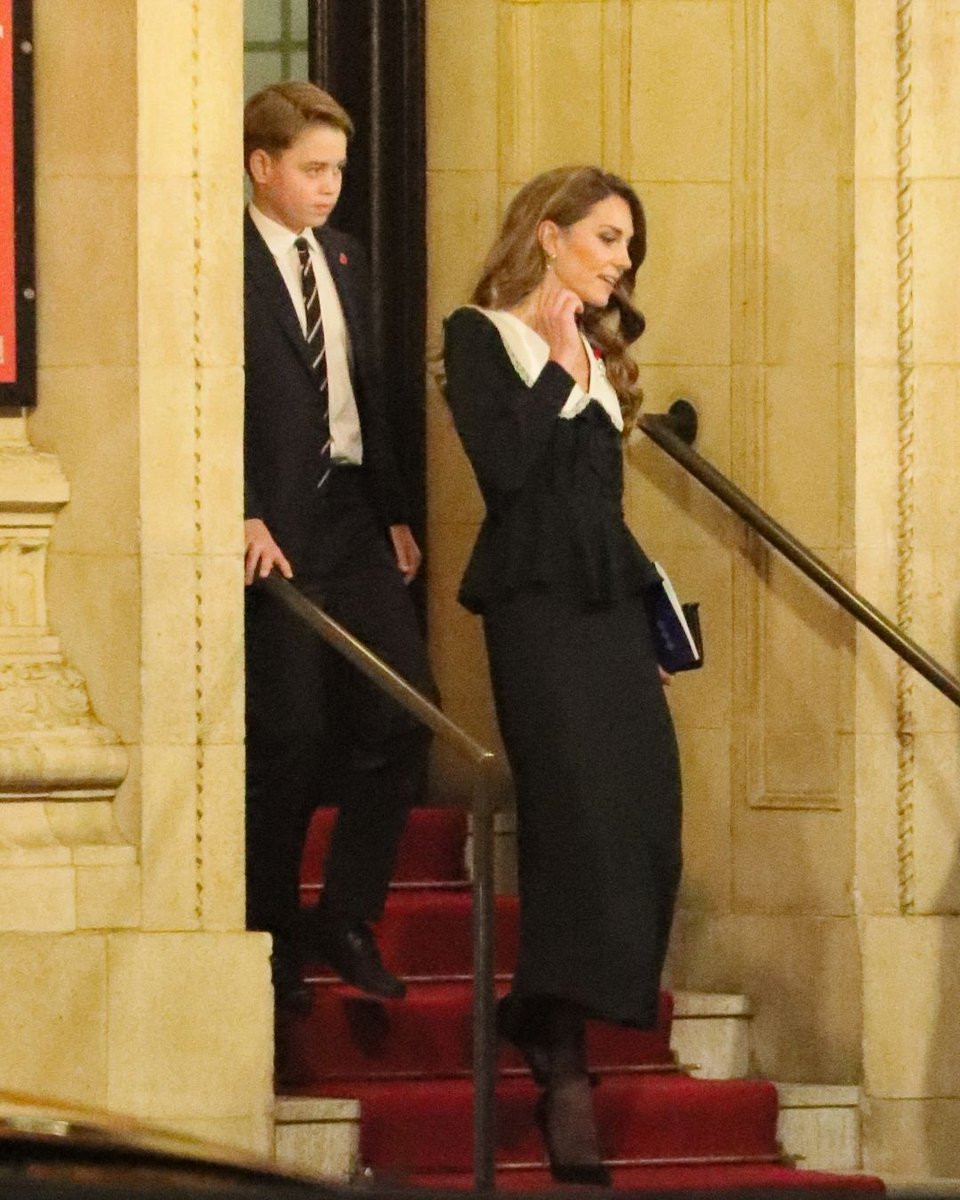 vogueturkiye's tweet photo. Galler Prensesi #KateMiddleton ve Prens George, askeri personeli onurlandıran yıllık etkinlik olan Royal British Legion Anma Festivali’ne katılmak üzere Royal Albert Hall’da görüntülendiler. Middleton tören için beyaz dantel yaka detaylı #AlessandraRich elbise tercih ederken görünümünü geleneksel haşhaş rozetiyle tamamladı. 

Fotoğraf: Getty Images