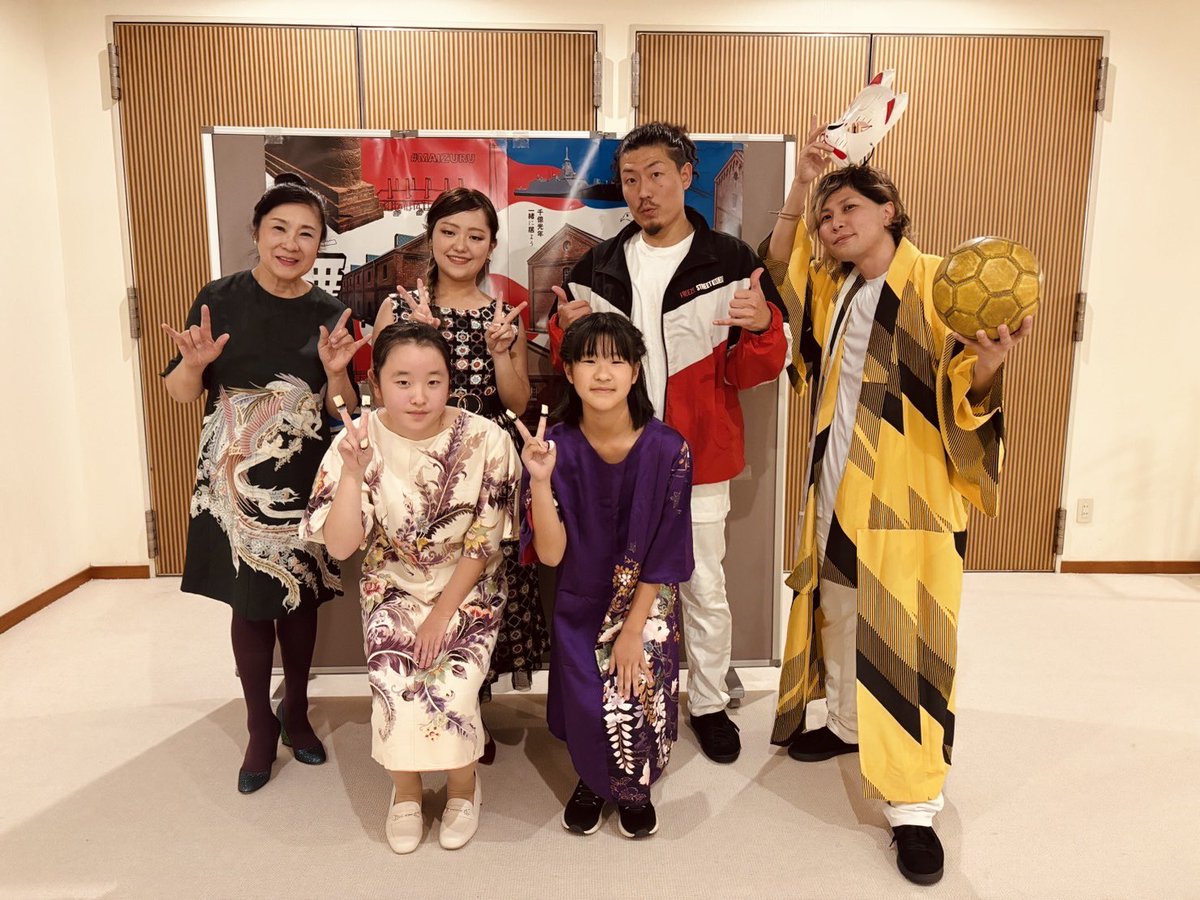 laclassic111's tweet photo. 【イベントレポート】
11月6日（木）は、京都府舞鶴市ホテルベルマーレにて開催された「日本海にぎわい・交流会道ネットワーク交流会」にて、LA CLASSICパフォーマンス出演、共演者の箏アンサンブル斗為巾の箏生演奏とコラボ出演しました！https://t.co/kivVYT8hZO https://t.co/clhmRLPRoP