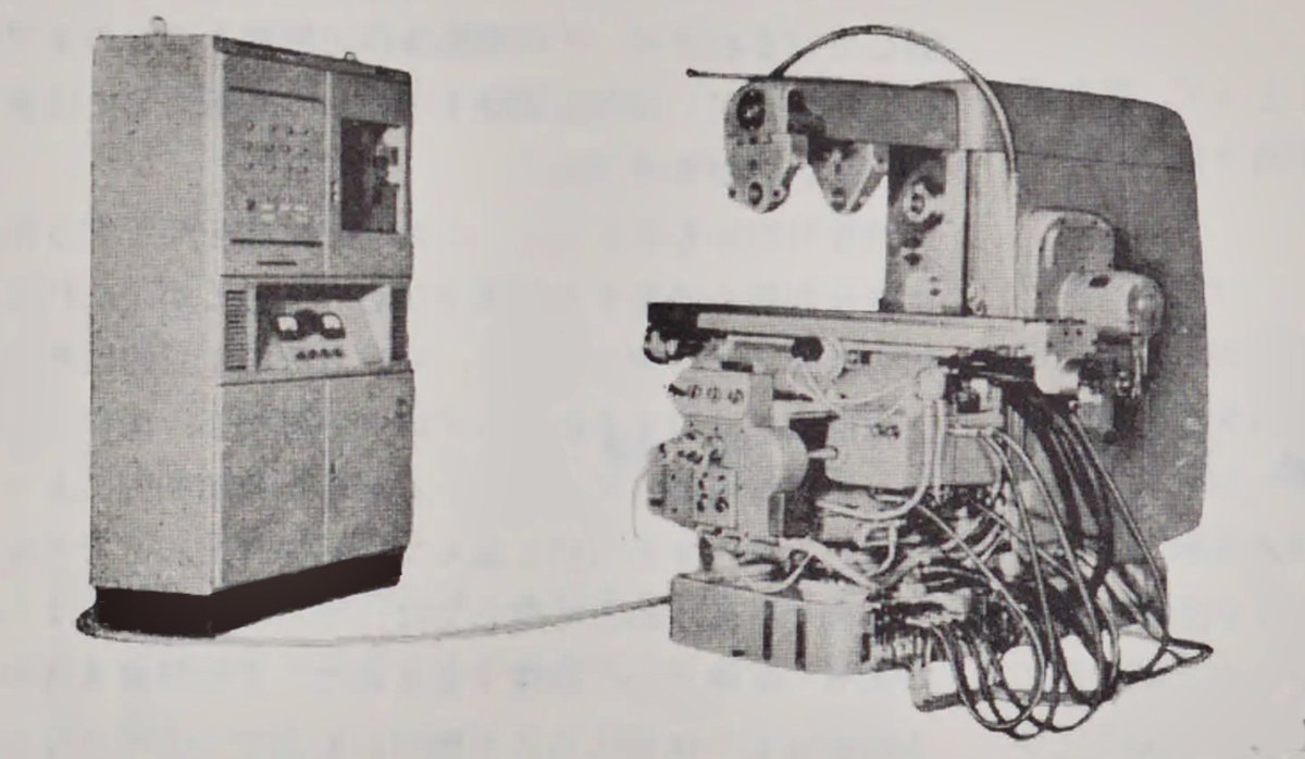 machinetools7's tweet image. 日立精機　2MC型3次元数値制御横フライス盤

富士通信機製造のNC装置(型番不明)は計器の配置が前年と若干変更されているようです。

昭和34年の東京国際見本市に出品されました。