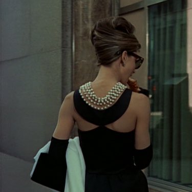 А хтось знає, чому Breakfast at Tiffany’s у нас уперто перекладають як «Сніданок у Тіффані», хоча там має бути «Сніданок під Тіффані»?
Голлі ж той свій круасан їсть буквально _під_ вітриною, а не _у_ магазині?