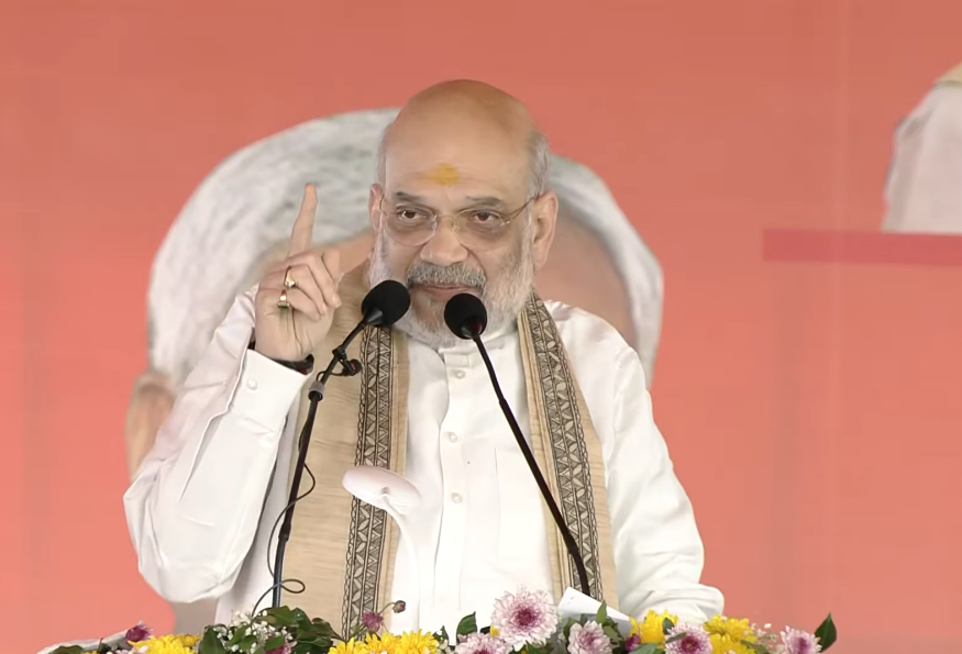 BJP4India's tweet photo. जब केंद्र में सोनिया—मनमोहन की सरकार थी, तब आतंकवादी देश में घुसकर हमारी धरती को लहूलुहान करके भाग जाते थे, और कोई पूछने वाला नहीं था।

जब प्रधानमंत्री श्री @narendramodi की सरकार आई, तो स्थिति बदल गई।
उरी में हमला हुआ, हमने सर्जिकल स्ट्राइक की।
पुलवामा हमले के बाद हमने एयरस्ट्राइक की।

पहलगाम में हमारे यात्रियों को धर्म पूछकर मारा, 22 दिन के भीतर ऑपरेशन सिंदूर के तहत पाकिस्तान में घुसकर हमने आतंकियों का सफाया किया गया।

आगे अगर आतंकी गोली चलाएंगे, तो हम गोली का जवाब गोले से देंगे।

- श्री @AmitShah