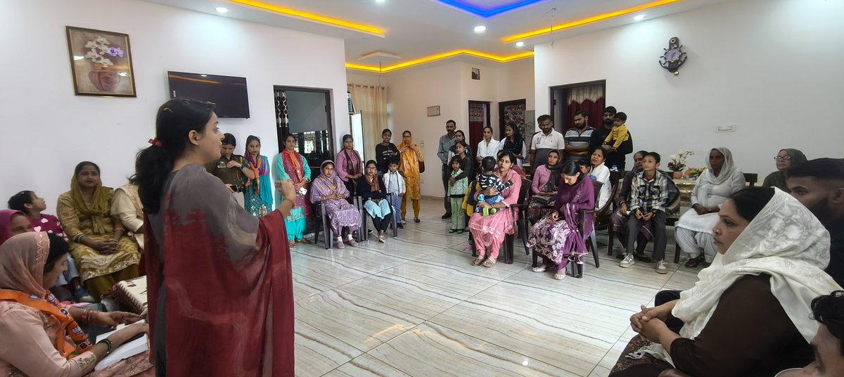 pankajbadgotra's tweet image. आज सुश्री @ShagunParihar_ जी विधायक किश्तवाड़ व  अन्य कार्यकर्ताओं के साथ नगरोटा विधानसभा क्षेत्र के अंतर्गत ब्लॉक डंसाल की पंचायत डँसाल गांव खैर बाढ़ में जन संपर्क अभियान चलाया।
@devyanidsrana

#electionmode #compaign