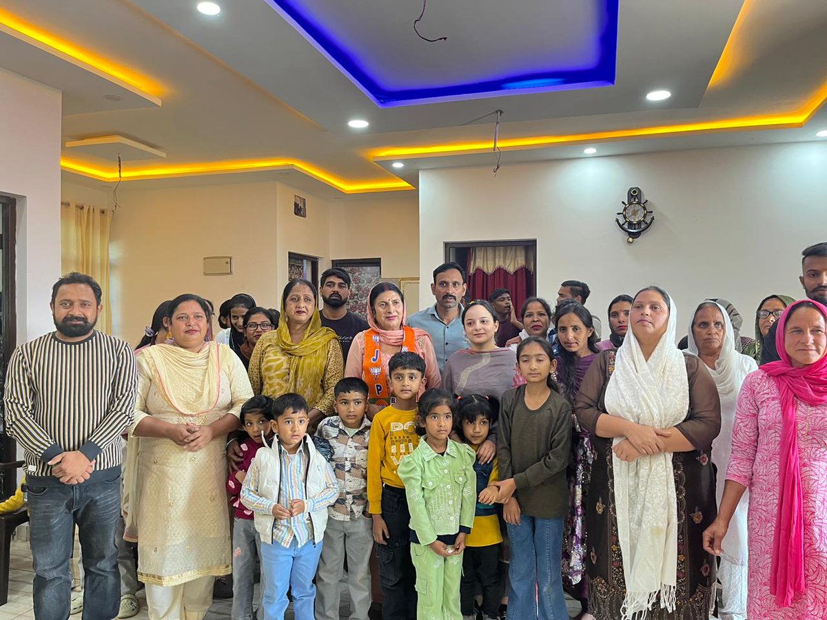 pankajbadgotra's tweet image. आज सुश्री @ShagunParihar_ जी विधायक किश्तवाड़ व  अन्य कार्यकर्ताओं के साथ नगरोटा विधानसभा क्षेत्र के अंतर्गत ब्लॉक डंसाल की पंचायत डँसाल गांव खैर बाढ़ में जन संपर्क अभियान चलाया।
@devyanidsrana

#electionmode #compaign