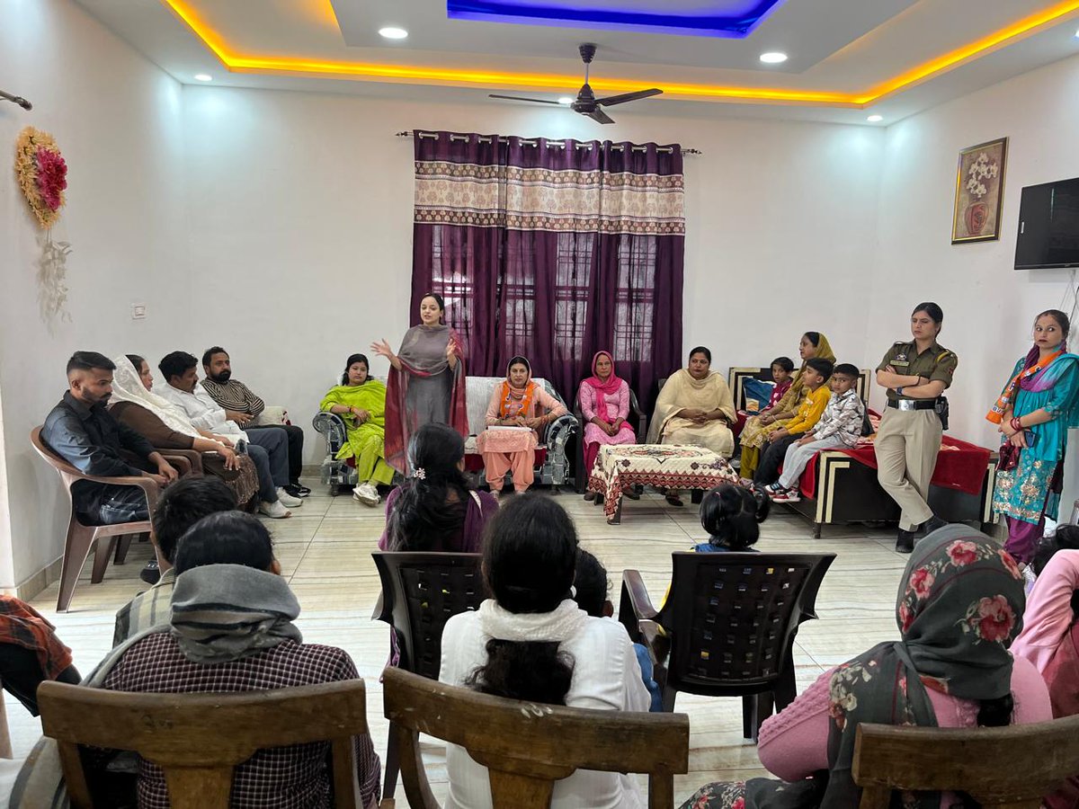 pankajbadgotra's tweet image. आज सुश्री @ShagunParihar_ जी विधायक किश्तवाड़ व  अन्य कार्यकर्ताओं के साथ नगरोटा विधानसभा क्षेत्र के अंतर्गत ब्लॉक डंसाल की पंचायत डँसाल गांव खैर बाढ़ में जन संपर्क अभियान चलाया।
@devyanidsrana

#electionmode #compaign