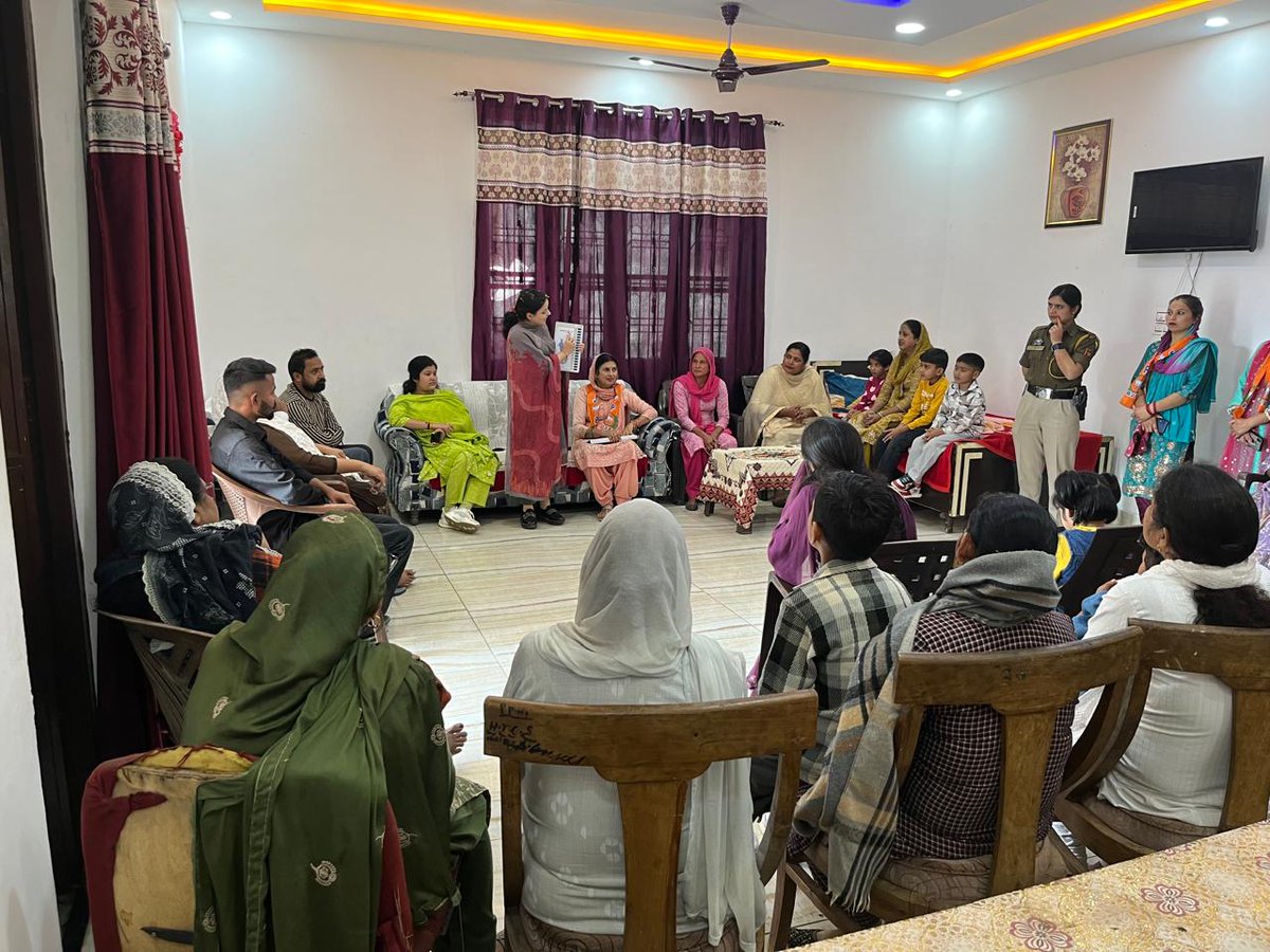 pankajbadgotra's tweet image. आज सुश्री @ShagunParihar_ जी विधायक किश्तवाड़ व  अन्य कार्यकर्ताओं के साथ नगरोटा विधानसभा क्षेत्र के अंतर्गत ब्लॉक डंसाल की पंचायत डँसाल गांव खैर बाढ़ में जन संपर्क अभियान चलाया।
@devyanidsrana

#electionmode #compaign