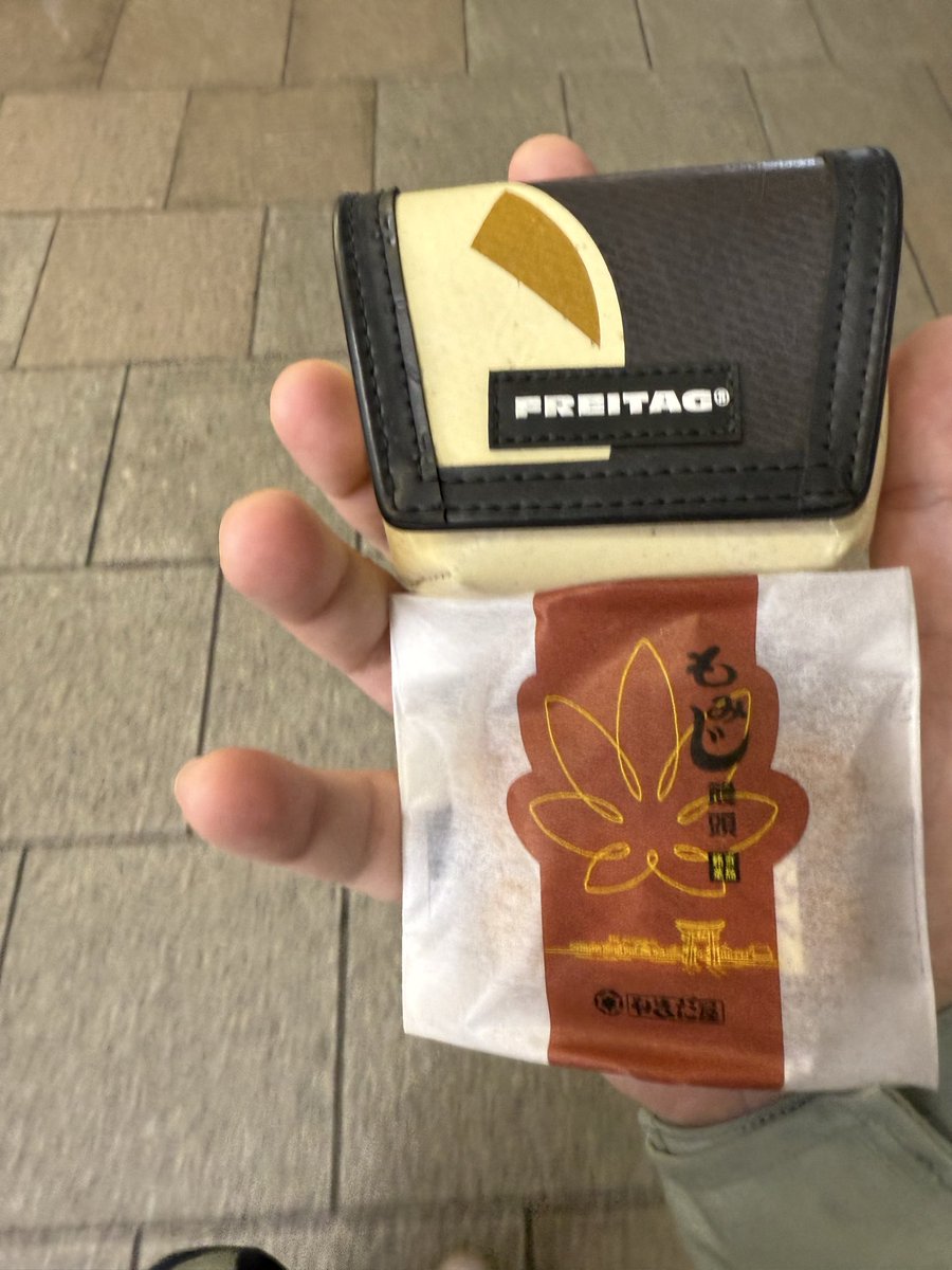 ucchang's tweet photo. MINI MESSENGERですがもみじ饅頭がシンデレラフィットです。もしもみじ饅頭を1つ持ち運べるちょうどいい鞄をお探しの方がおられましたら参考に。#frtg #freitag https://t.co/9N8AHIBFrq