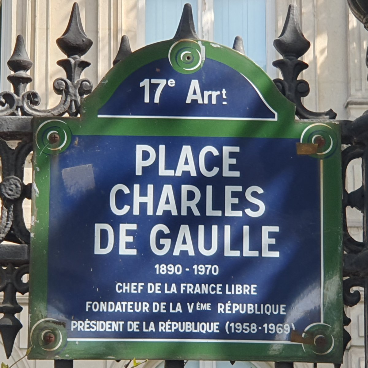 HistoireParis17's tweet photo. #55ans Le 9 novembre 1970 meurt Charles de Gaulle à 79 ans, militaire, écrivain, résistant et homme d'État, président de la République de 1959 à 1969.
Immense figure politique du 20e siècle, la place de l'Etoile prend son nom dès le 13 novembre 1970, à cheval sur les 8e, 16e et #Paris17, suivie d'un pont entre les 12e et 13e en 1996.