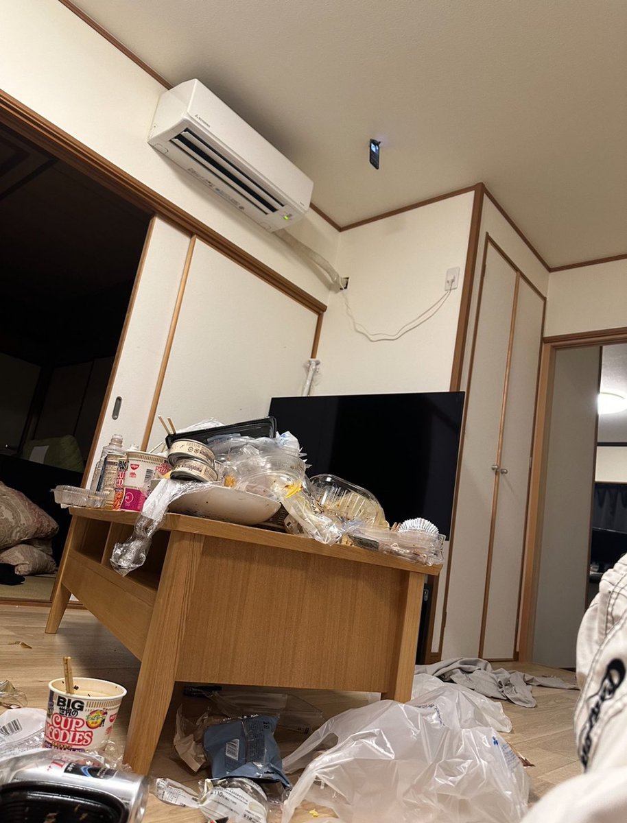 dazed2110's tweet photo. 緊急 津波注意報 の アラート で起こされて
焦りすぎてスマホぶっ飛んで

今これ https://t.co/yamS5mtlJy