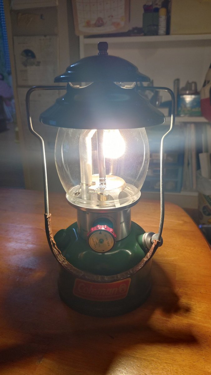 koma87502's tweet photo. こんな雨の日は…
ランタン弄り
部屋の中が暖かい😊
通称カエルカラー🐸
ランタン揃った
後はバーナーだけ😅

#コールマン
#200B
#285DX
#226A https://t.co/LeNLAKmciK