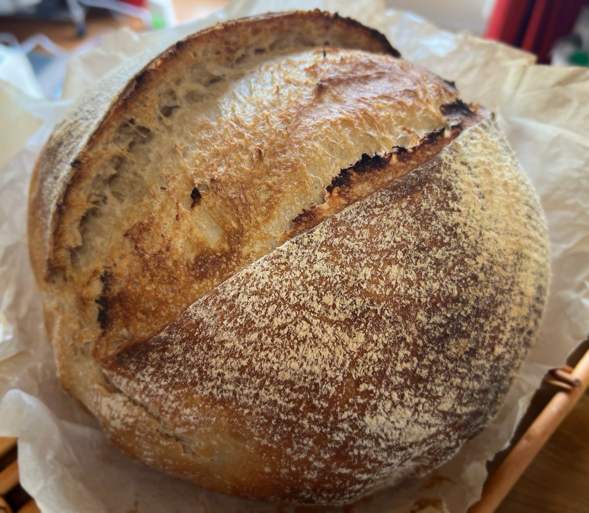 仕事終わって帰宅して、コテージローフ(カンパーニュ)焼いた😊

で、今夜は和食が良いんだってさ😅

だったら、先に言ってくれよ💦冷蔵庫入れて発酵をゆっくりにして明日焼くのに😞

#自家製酵母 #sourdough