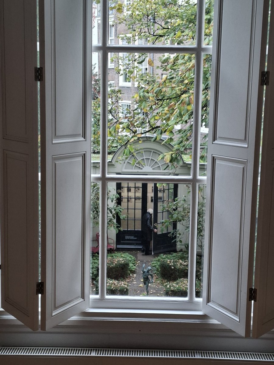 AdrianusPeters's tweet image. Japanse vrouwen die op ingehouden adem naar voedsel duiken. Buitengewone foto-expositie in @HuisMarseille, Museum for Photography, bespreking dinsdag in @HPdeTijdNL/De