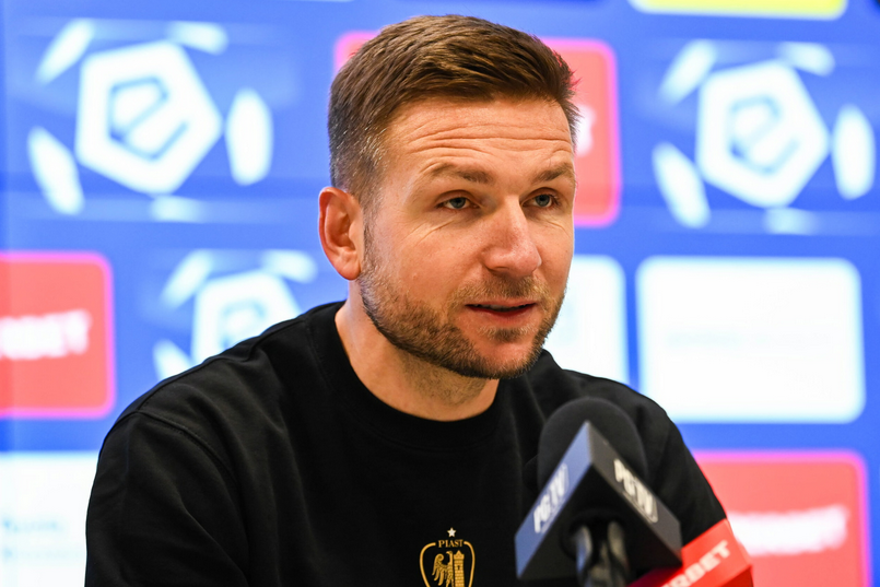 WeszloCom's tweet image. Daniel Myśliwiec po wygranej jego Piasta z GieKSą przekonuje, że za surowo ocenia się poprzedniego trenera gliwiczan, Maxa Moeldera. 

– Wiesza się psy na moim poprzedniku, ale on pracował w bardzo trudnych warunkach - zauważa szkoleniowiec.

LINK ⤵️