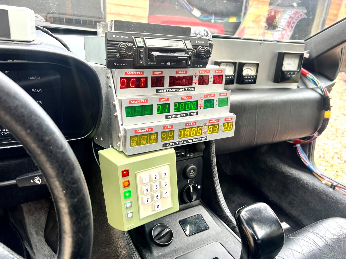 presse_30's tweet image. L’entreprise Out A Drive se spécialise dans la reproduction de véhicules emblématiques du cinéma des années 1980 et 1990 - #gaillon
#delorean #RetourVersLeFutur #cinéma #leparisien #eure #Normandie