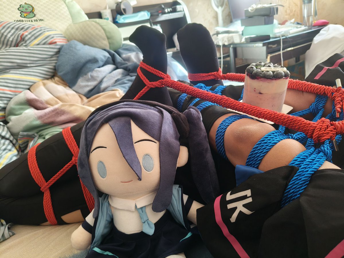 难怪生日没有吃到蛋糕，原来是被爱丽丝偷吃了

缚手：<a href="/shenggemoxiang1/">陌巷</a> 
被缚：<a href="/En_dou_Hime/">千寻</a> 

#捆绑 #bondage #束缚 #bdsmِ #cos捆绑 #斯卡蒂 #天童爱丽丝