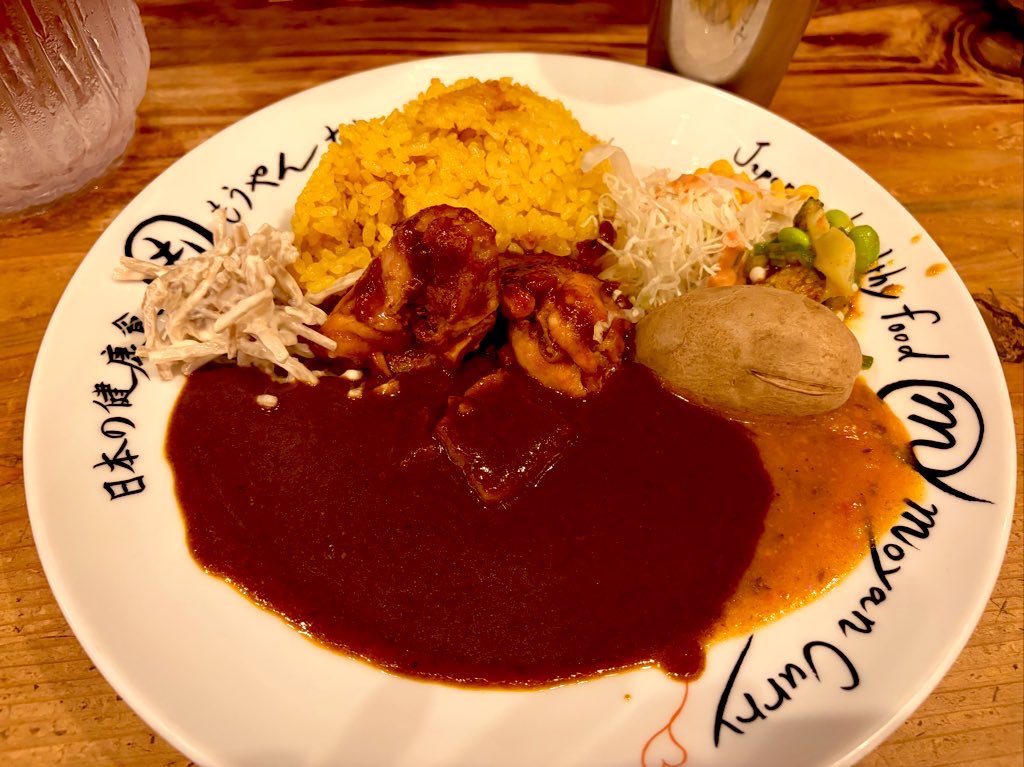 it921112's tweet image. 今日は名古屋に行っていました🏯
大名古屋ビルにある『もうやんカレー』さんと『マロリーポーク』さんに行きました！
名古屋のもうやんはわりと席にゆとりがあるので窮屈にならないです👍
あいかわらず美味しかった🍛
マロリーポークでは450gの肉塊を喰らいました🐷
分厚くても柔らかくて美味しい✨
