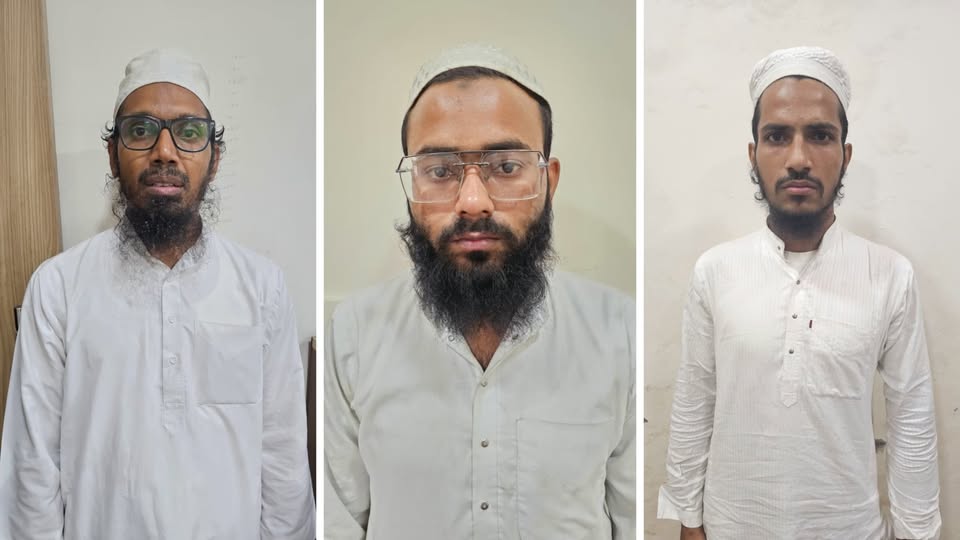 गुजरात ATS ने 3 आतंकी पकड़े
- सैयद अहमद मोईनुद्दीन
- आजाद सुलेमान शेख (UP)
- मोहम्मद सुहेल (UP)

3 पिस्टल, 30 कारतूस, 4 KG कैस्ट्रॉल ऑयल मिला।

ATS का दावा– ये बेहद खतरनाक जहर तैयार कर रहे थे। अहमदाबाद, दिल्ली, लखनऊ में भीड़भाड़ वाली जगहों की रैकी की। यहां हमले की तैयारियां थी।