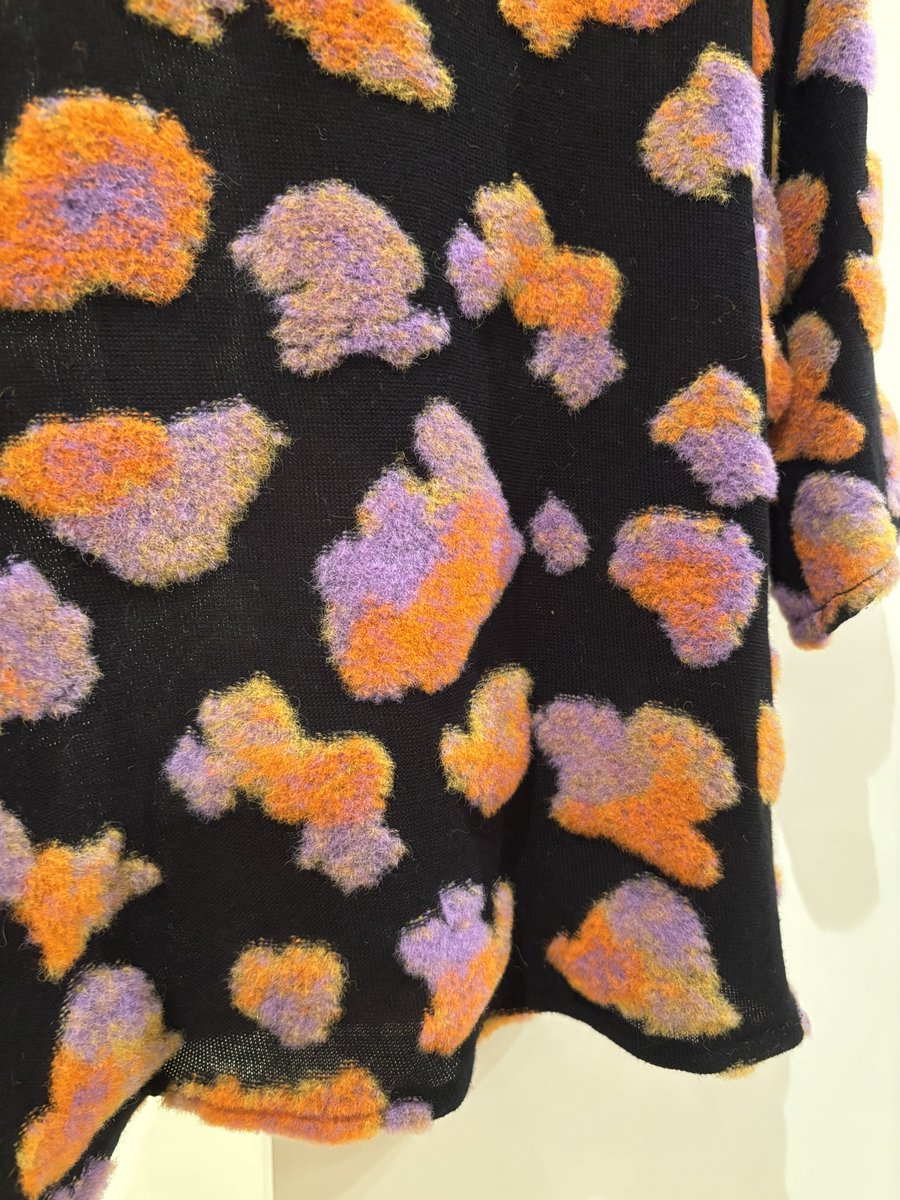 MANOAinter's tweet image. New Arrival☁️FRANZIUS

綿の黒基布にウールのフロッキープリントで雲のようなふわふわ柄がインパクト👀❣️個性派テキスタイルに心奪われる、五分袖トップ。ほんのりシアーなので、インナーのレイヤーもおすすめです。ピンク〜パープル〜イエローがフュージョンした雲のようなふわふわが可愛い♡
¥55000