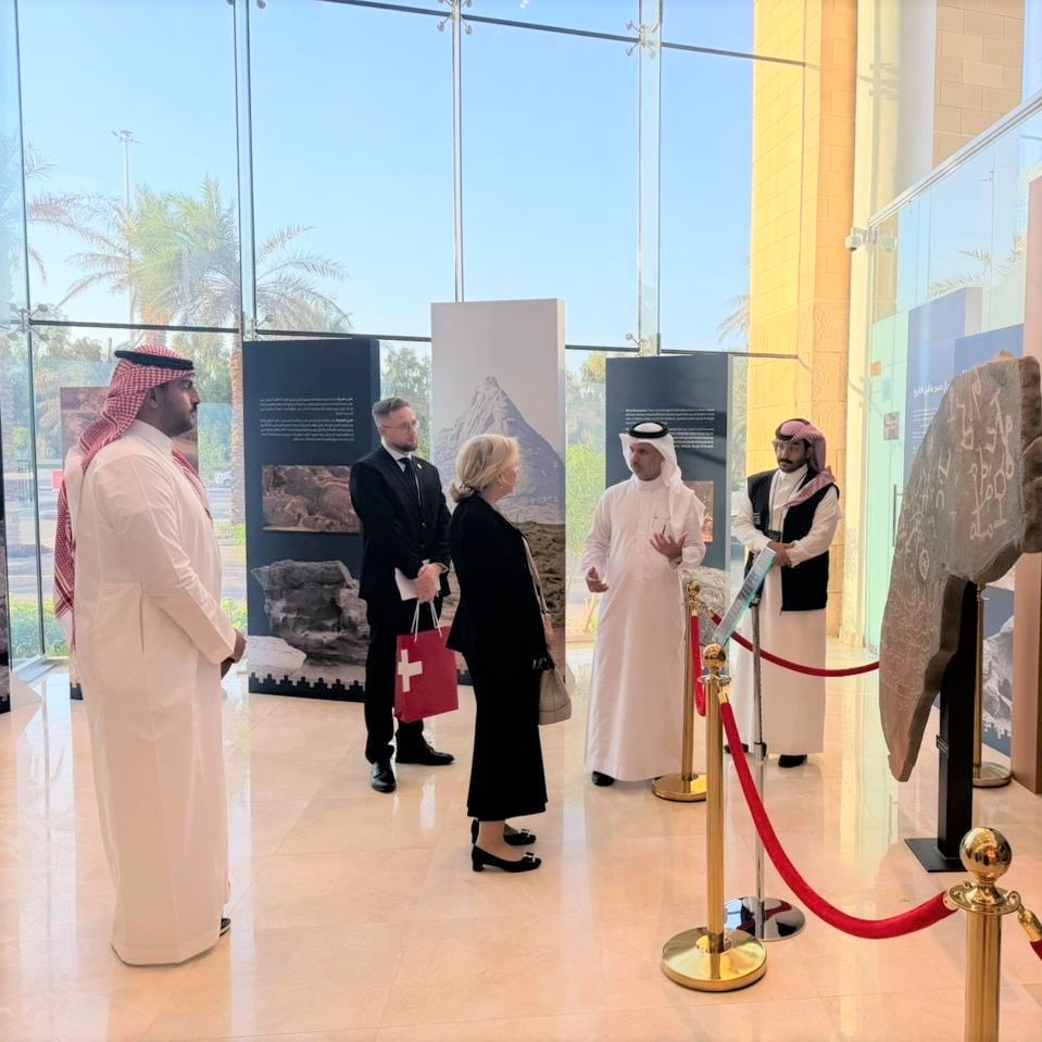 SwissEmbassyKSA's tweet photo. في "بيت #الحرفيين" و"مكتبة بريدة"، اكتشفت غنى التاريخ و #التراث ودفء الضيافة في منطقة القصيم. ممتنة لحفاوة الاستقبال وكرم الضيافة اللذين يعكسان العمق #الثقافي المتبادل بين سويسرا🇨🇭 والمملكة 🇸🇦.
#القصيم #بريدة #بيت_البسام_التراثي #متحف_العقيلات https://t.co/E13yOQSHFl