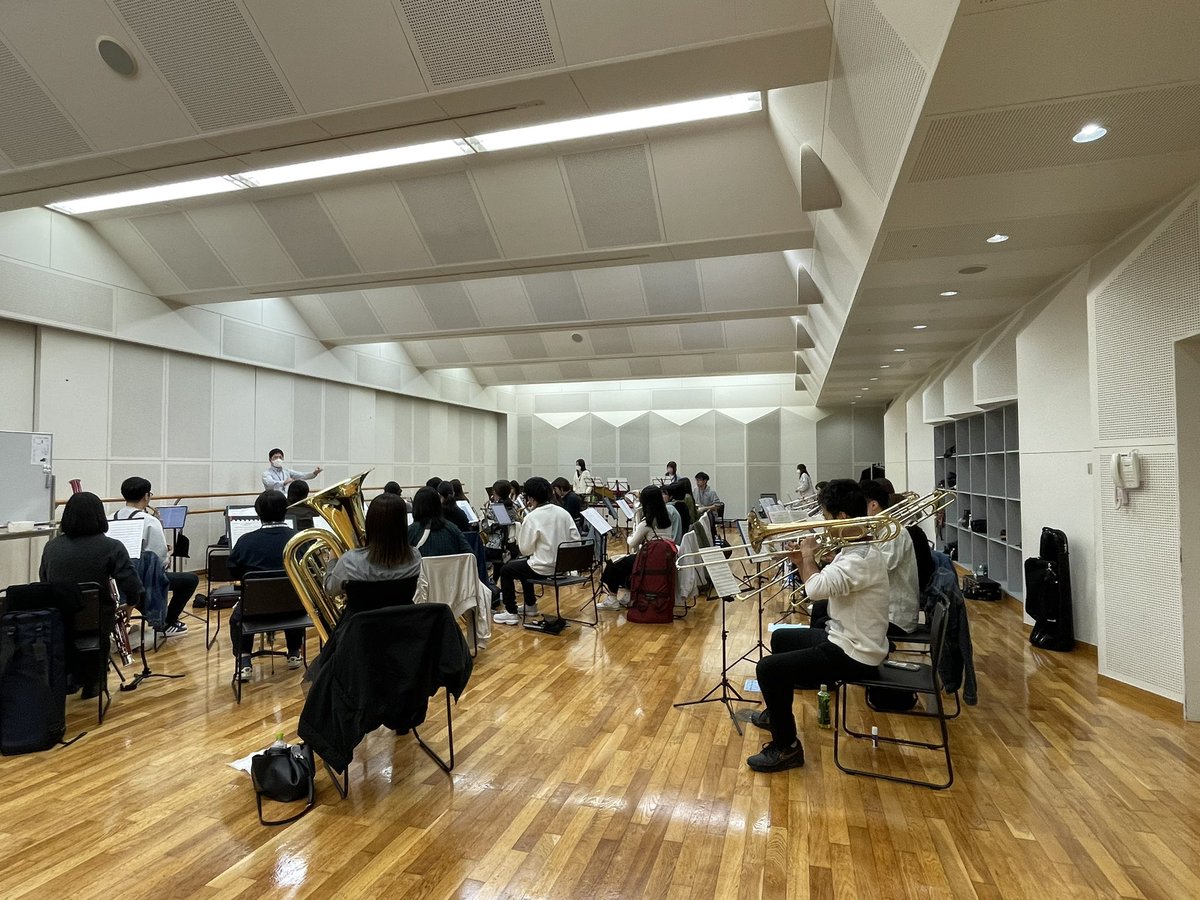 FANTASIA_winds's tweet photo. 本日、第5回演奏会に向けた練習がスタートしました✨
見学に来てくださった皆さん、ご参加ありがとうございました♪
新しい曲も配布され、これからの練習がますます楽しみです🌈

団員募集も再開したので、ぜひお気軽に見学にお越しください😊 https://t.co/6AmxP1kPP8