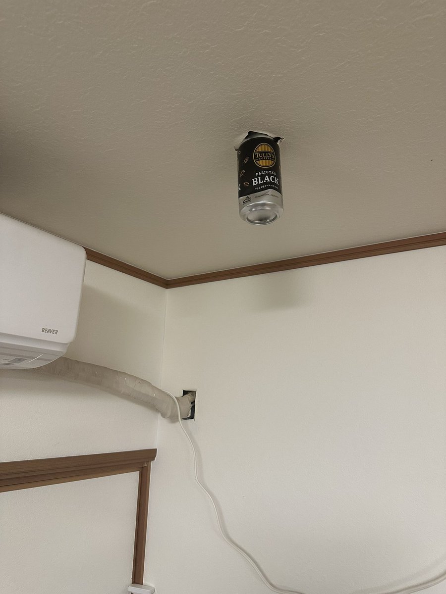 davi_dpp's tweet photo. 緊急地震速報 津波注意報 ビビり散らかして
コーヒー投げたら

今これ https://t.co/oQ2ei1V6HN
