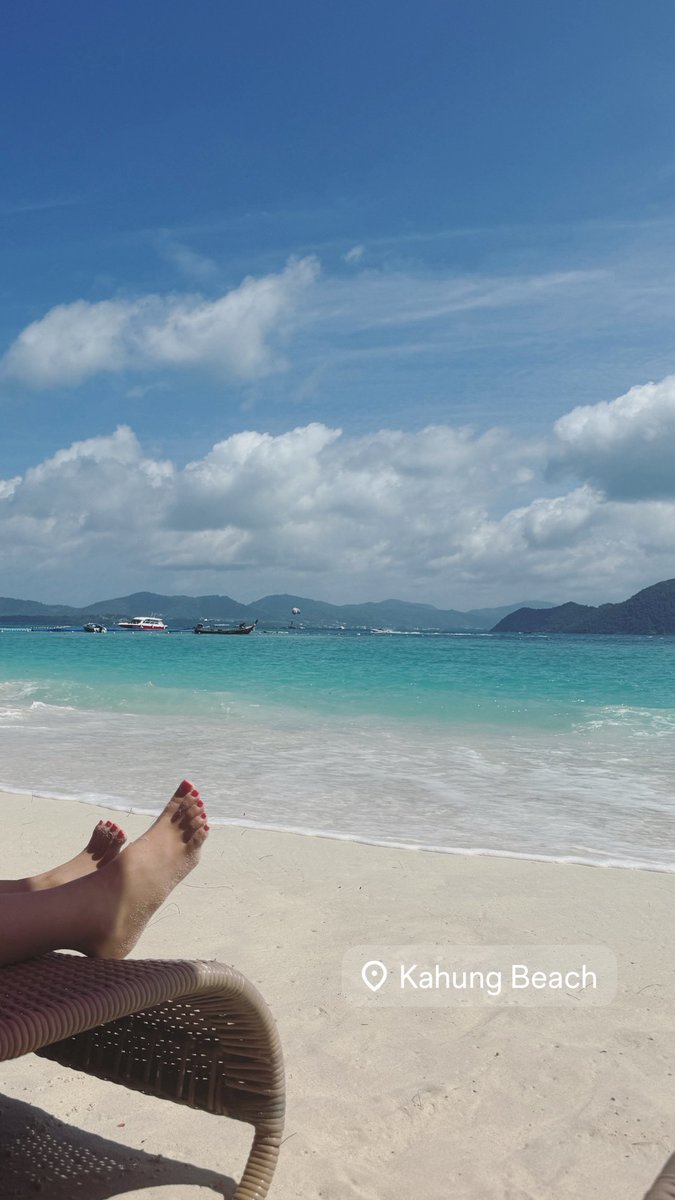 feetcatchh's tweet photo. sun, beach and mommy’s feet💋

a foot boys heaven x https://t.co/tKk0lFlpX8
