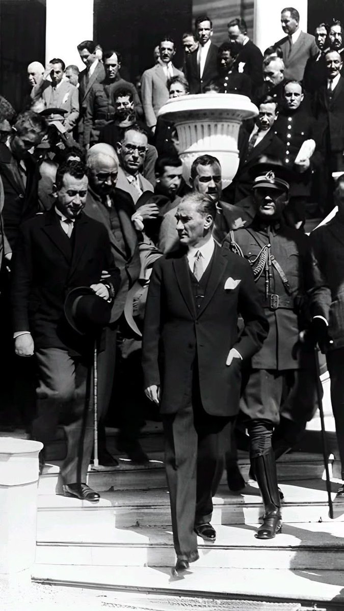 Sen öldü dersin!
O her 10 Kasım'da yeniden doğar..