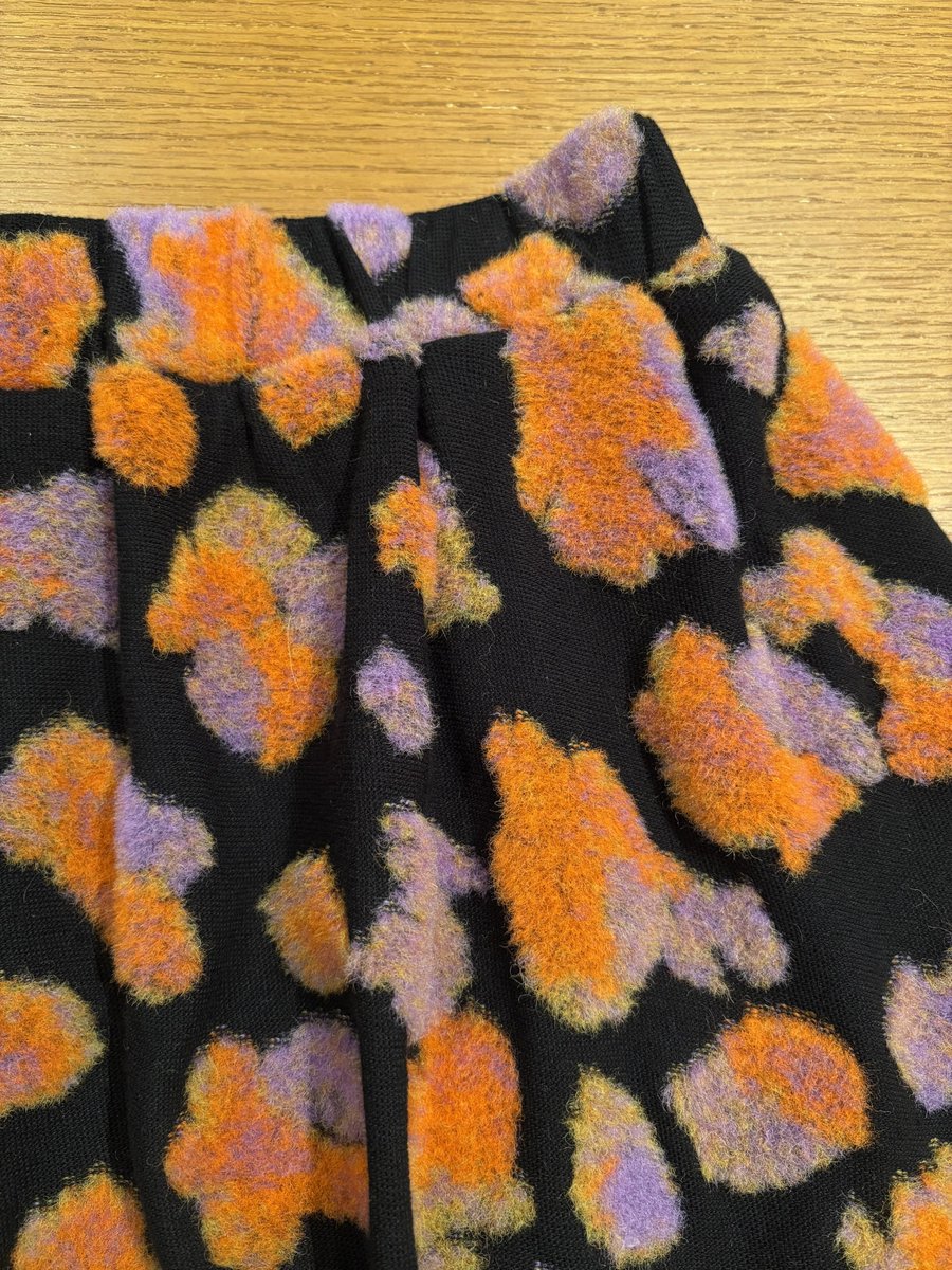 MANOAinter's tweet image. New Arrival☁️FRANZIUS

前のトップとセットアップになるスカート。ウェストゴムで、ミモレ丈のフレアシルエット。裾線がひらひら〜っと揺れて、超ラブリー🩷
黒ベースなので、意外と色々なトップと合わせやすく、冬スタイルのアクセントになってくれそう。
¥67100
#franzius #skirt #2025aw