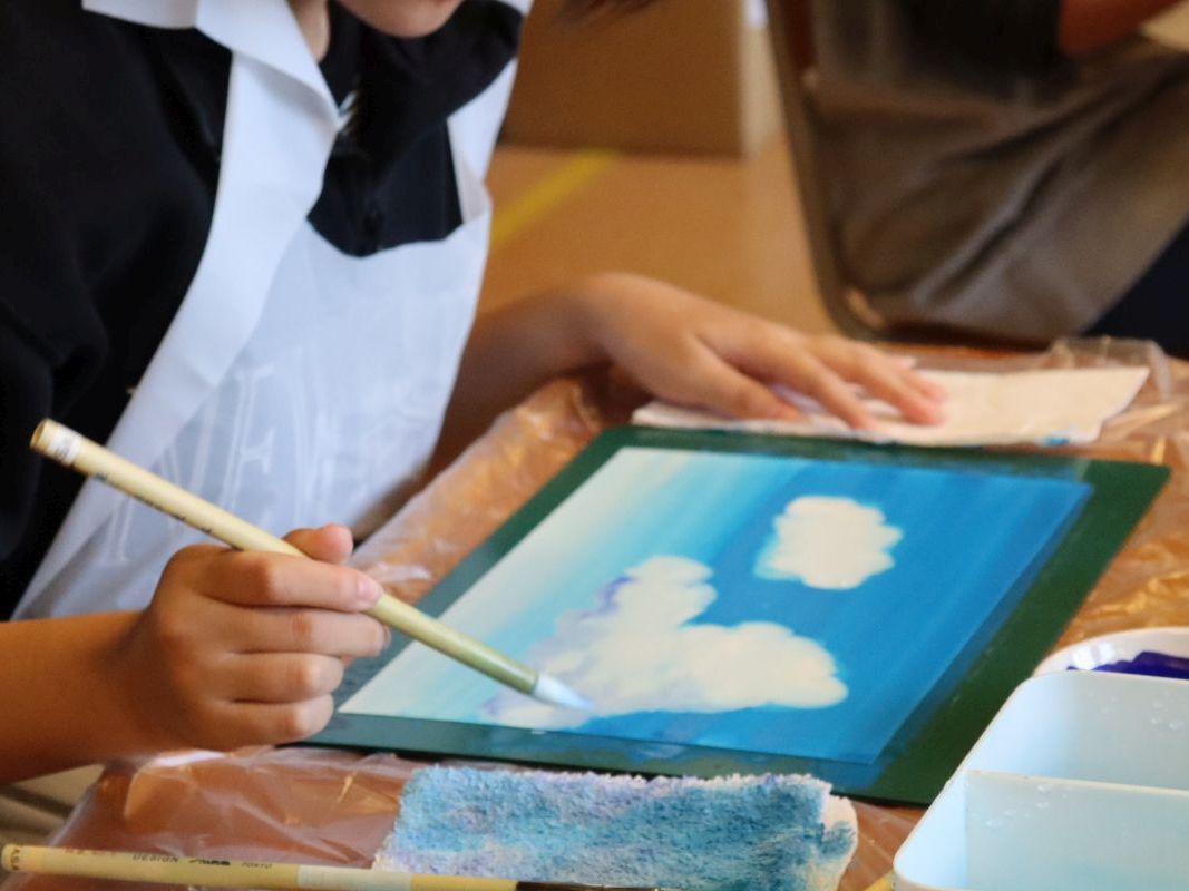 11月8日、9日の2日間、「～アニメーション美術監督に学ぶ～『背景美術の描き方』」を開催しました。第一線で活躍する武重洋二さん、西川洋一さん、渡邊洋一さんの手本に学びながら、参加者の皆さんが思い思いに青空や雲を描きました。