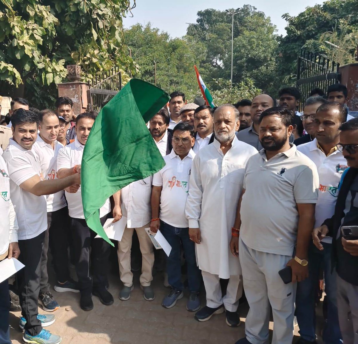 DmDholpur's tweet photo. सरदार वल्लभ भाई पटेल की 150वीं जयंती पर पदयात्रा को जिला कलक्टर श्रीनिधि बी टी ने हरी झंडी दिखाकर किया रवाना।
@DIPRRajasthan
@RajGovOfficial
#Sardar150
#UnityMarch
#MYBharat
#UnitedIndia #SardarPatel
#SardarVallabhbhaiPatel #MeraYuvaBharat
#UnityForChange https://t.co/mSI3UQf0dK