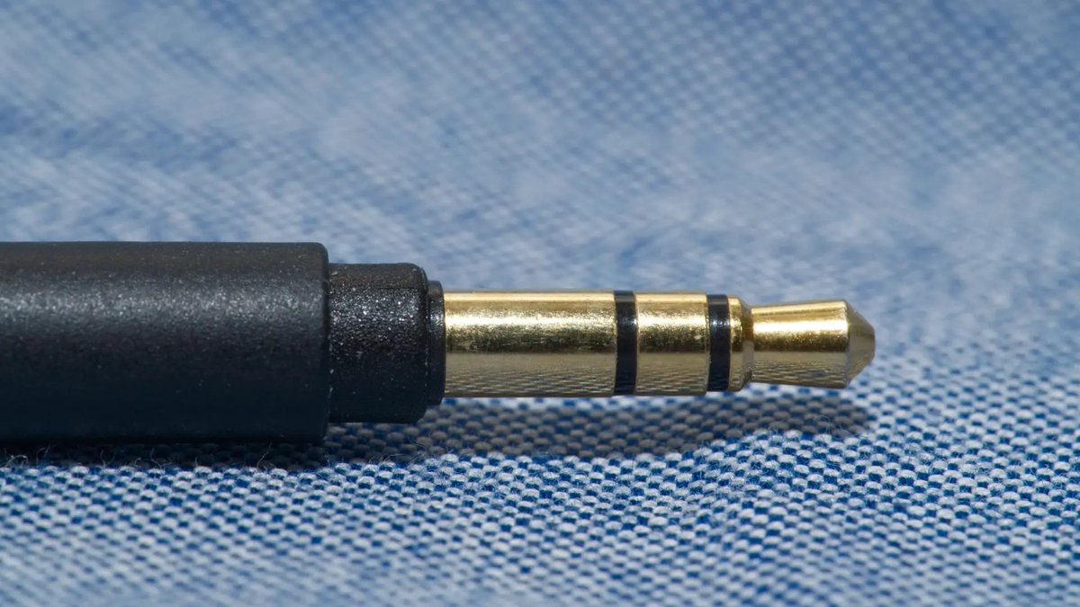 AppleX4_'s tweet image. El jack de 3,5 mm cumple 70 años y sigue vivo en los MacBook 😅
Apple no lo quita por capricho: muchos profesionales del audio usan equipos de estudio que solo van por cable. Tradición + necesidad.
¿Se queda por siempre o ya toca decirle adiós? 🎧
#Apple #MacBook #Audio