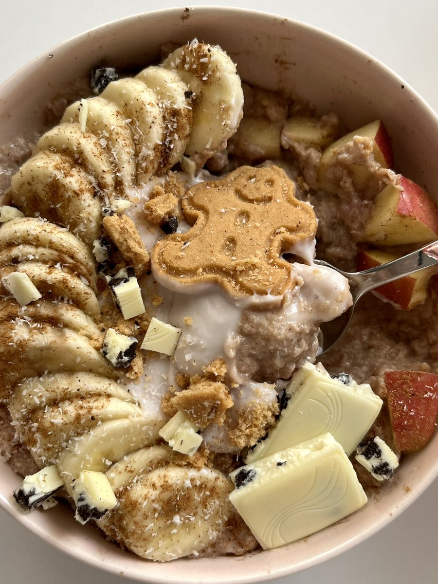 this was the cutest oatmeal I’ve ever made. I didn’t even want to eat it i just wanted to look at it😭🍓🥣