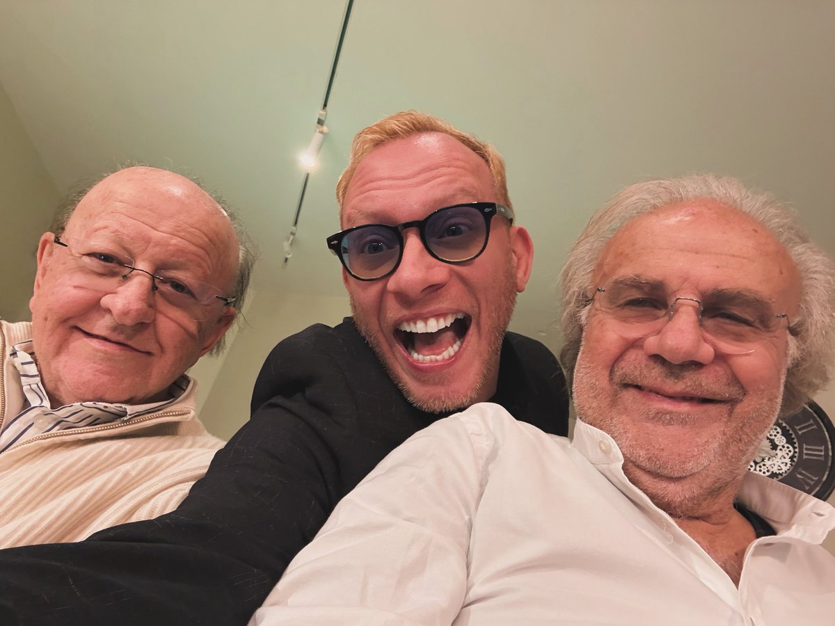 Noi tre... e tutta un'epoca dietro.

Mitici!
<a href="/MassimoBoldi/">massimo boldi</a> 
@jerrycalaofficial

#YuppiesForever #yuppies #cinemaanni80 #cinemaanni2000
#CuItMovie #FilmIconici #VitaDaYuppie #BackToThe80s
#StorieDiCinema