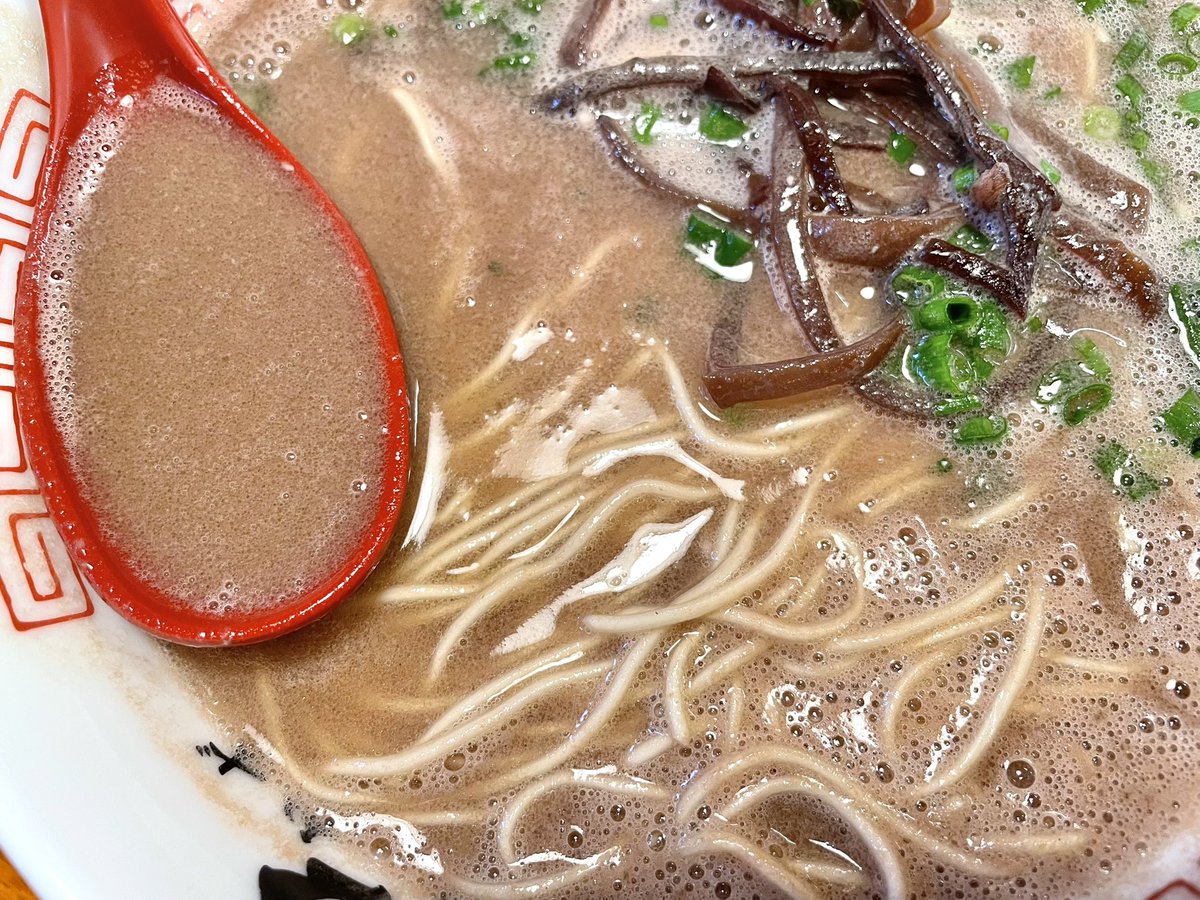 HolicRamen's tweet photo. 豚骨らーめん れん@伊勢崎市
純愛豚骨らーめん

16周年を記念して赤坂の博多ラーメン和とスペシャルコラボ。
泡立ったスープは一口だけで違いが分かる濃厚さ😍博多麺はスープと良く絡む👍別皿の3種のチャーシューは絶品で味変用の薬味も美味✨
スペシャルな一杯を堪能😊16周年おめでとうございます🎊 https://t.co/8bf6QOT1NS