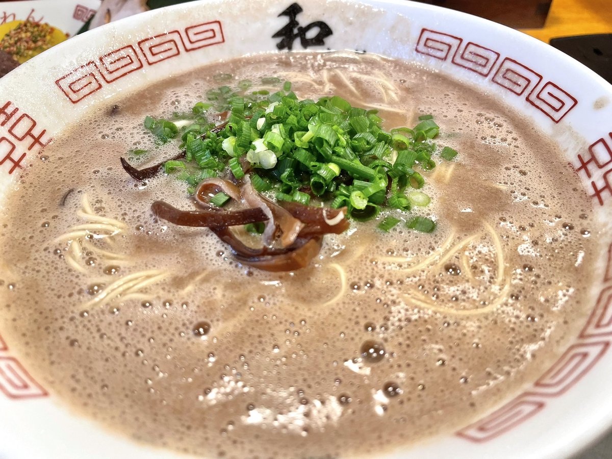 HolicRamen's tweet photo. 豚骨らーめん れん@伊勢崎市
純愛豚骨らーめん

16周年を記念して赤坂の博多ラーメン和とスペシャルコラボ。
泡立ったスープは一口だけで違いが分かる濃厚さ😍博多麺はスープと良く絡む👍別皿の3種のチャーシューは絶品で味変用の薬味も美味✨
スペシャルな一杯を堪能😊16周年おめでとうございます🎊 https://t.co/8bf6QOT1NS