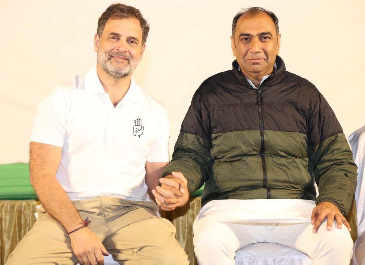 आदरणीय <a href="/RahulGandhi/">Rahul Gandhi</a> जी से पंचमढ़ी में मिलकर यह समझा कि राजनीति में लोग भले कितना ही आपकी आलोचना करें, सत्य के साथ डटे रहने से ही अपनी अलग पहचान बनती है; यूँ ही लोग जननायक नहीं कहते!

#RahulGandhi #PriyavratSingh