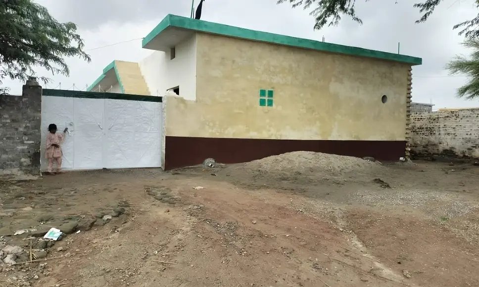 أطلقت كبير وزراء إقليم بنجاب برنامج لتوفير مساكن ميسورة بتسهيلات مالية بلا فائدة تصل إلى ١.٥ مليون روبية تُسدّد على تسع سنوات، مستهدفًا ٥٠٠ ألف أسرة لتعزيز الملكية الفردية، تمكين المرأة، وتنشيط الاقتصاد المحلي عبر دعم الحرف والمواد البنائية.