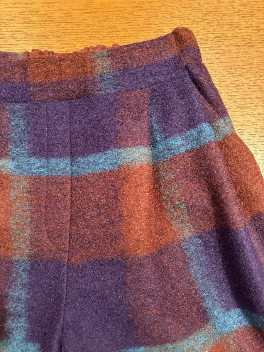 MANOAinter's tweet image. New Arrival🧶FRANZIUS

毎年変わる色柄が楽しみな定番ウールパンツ。ウール80ポリエステル20%の圧縮ニットは超暖か！ウェストゴムで気軽に履けて、美しい色彩が存在感抜群✨今季はブラウン×パープル×ブルーのチェック柄をチョイスしました。
¥61600
#franzius #woolpants #2025aw #manoainternational