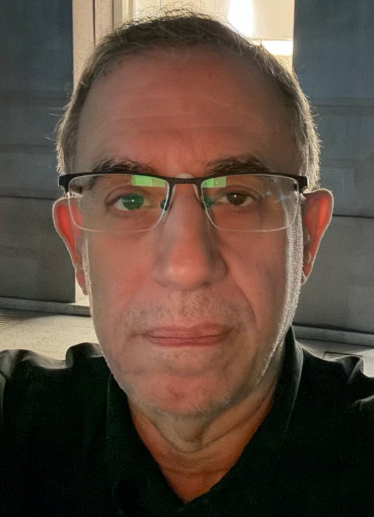 a mi me deja alucinada que hombres con estas caras de mierda se dediquen a opinar sobre el fisico de las mujeres. 
eres horrendo carlos.