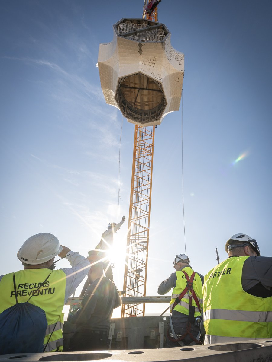 Un momento único en la Sagrada Familia. 🤩 ¡Estas son algunas imágenes de la colocación del núcleo, el elemento central de la Cruz de la torre de Jesucristo! Se trata de un elemento de seis caras octogonales en el que se conectarán los brazos de la cruz.