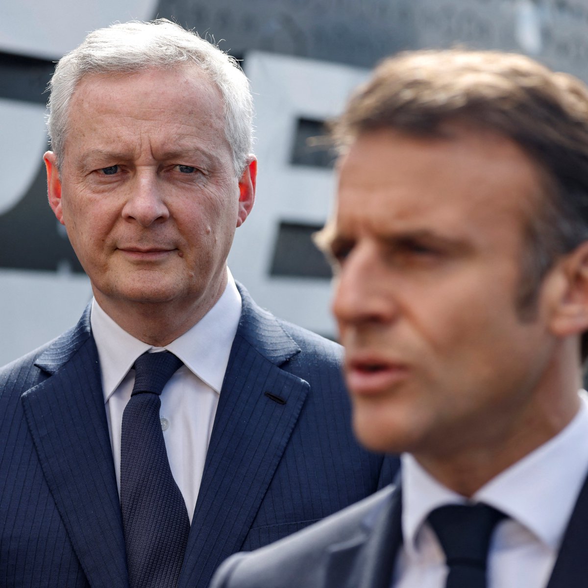 TribuneDimanche's tweet photo. Déficit : la lettre secrète de Bruno Le Maire à Emmanuel Macron

L’émission @Cdanslair révèle dimanche soir la lettre d’alerte sur la dérive des comptes publics envoyée le 6 avril 2024 par Bruno Le Maire à @EmmanuelMacron.

------

📩 « Secret ». Le mot figure en haut et à gauche d’un courrier dactylographié daté du 6 avril 2024. En lettres capitales. Sur France 5, un documentaire sur la dette de la France et le dérapage des comptes publics depuis 2023, diffusé ce soir dans l’émission C dans l’air présentée par Caroline Roux, dévoilera en exclusivité une lettre de @BrunoLeMaire, à l’époque ministre de l’Économie et des Finances et depuis sept ans à Bercy, au président de la République.

Un document qui n’avait jusqu’ici jamais été publié. Ni vu par le grand public. Or cette note, qui fait suite à d’autres envoyées par le même expéditeur au même destinataire, s’inscrit dans un contexte explosif : le dérapage des comptes publics enregistré à la fin de 2023. Suivi d’un second, encore plus violent, un an plus tard.

✍️ Par @mpgrondahl #Déficit #France #politique 
Lire la suite dans notre journal ➡️ https://t.co/HcnavhsvRu