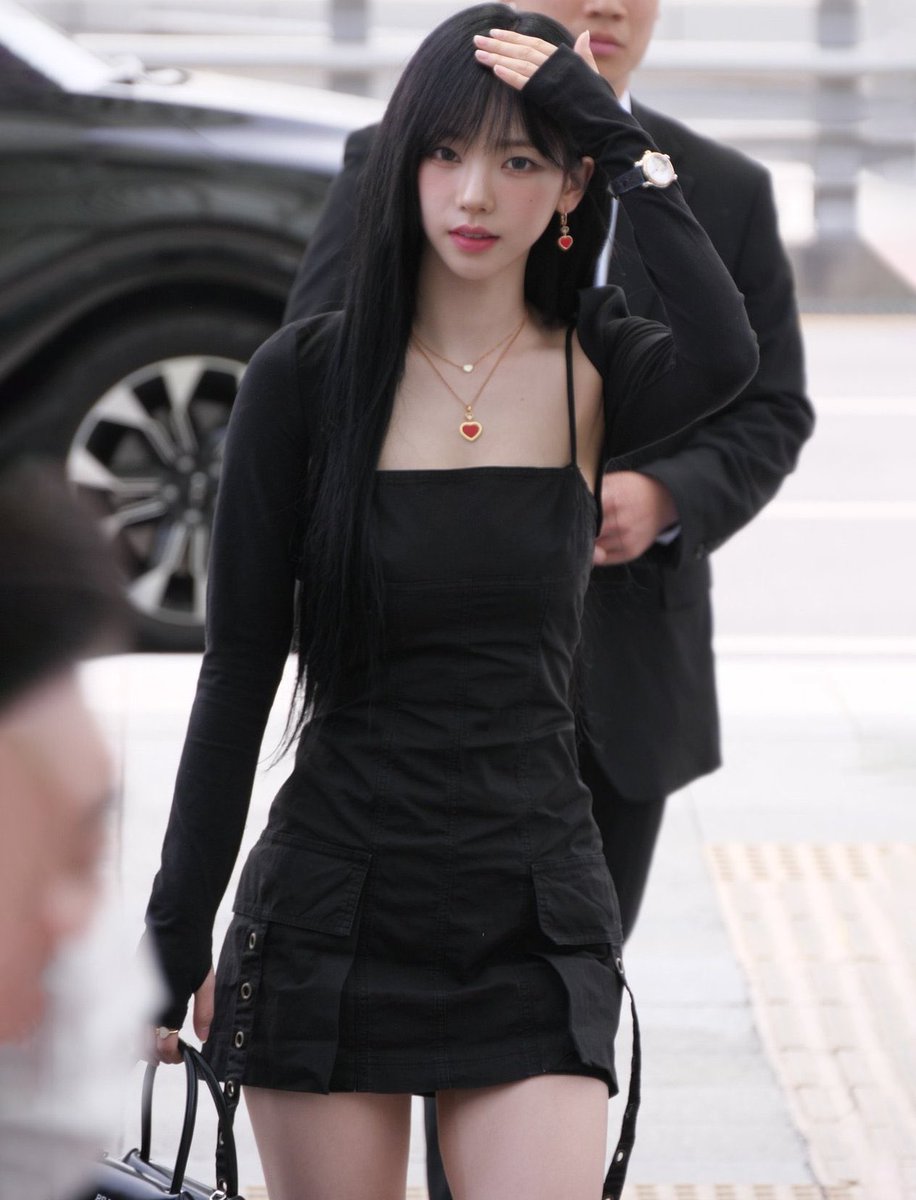 Streamer Karina fotosuratda kokraklarini korsatdi. Streamer Karina fotosuratda kokraklarini korsatdi.