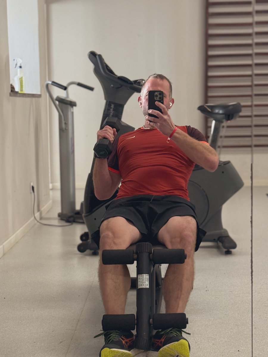 F2P82's tweet image. Letztes Mal Hotel Gym. Kann Spuren von Schweiß enthalten 😬💪