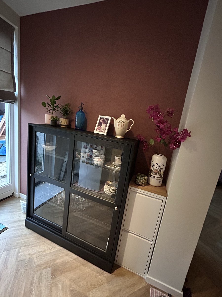 MMachteld's tweet photo. Mijn โbijkeukenโ is bijna klaar.. fijn om de spulletjes van mijn moeder eindelijk mooi en zichtbaar neer te zetten..
nu verder met de eetkamer๐
#behangen https://t.co/o2mRpiM5u6