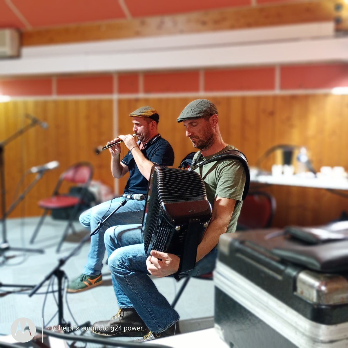 ThiChaplain's tweet photo. Les Frères #LeCreff (feront leurs 30 ans de #sonneurs en 2026), si vous êtes dans le Canton de #Callac de Bretagne. Julien est #entrepreneur en #charpente et menuiserie et Erwann il est #Agriculteur. Donc c'est en plus la #musique. #Carnoët c'est pas que la Vallée des Saints. https://t.co/EyzPlF9G6n